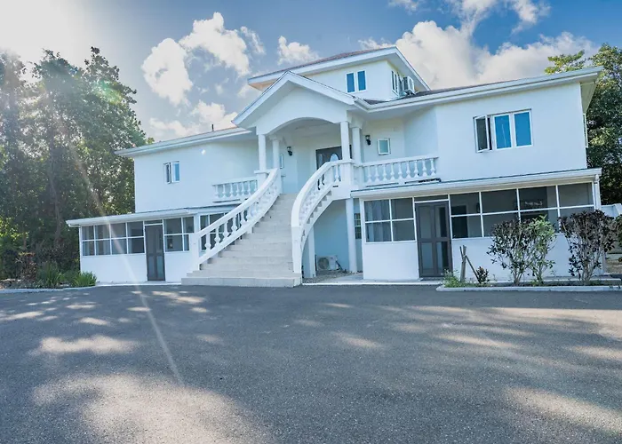 Relaxed Island Stay With Patio And Free Parking